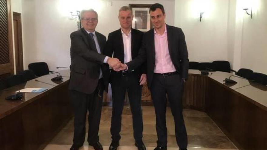 Baratech, Torrent y Azorín en la firma de la adenda.