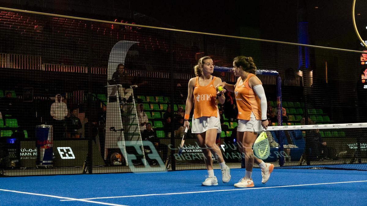 Ari y Paula en el partido de semifinales