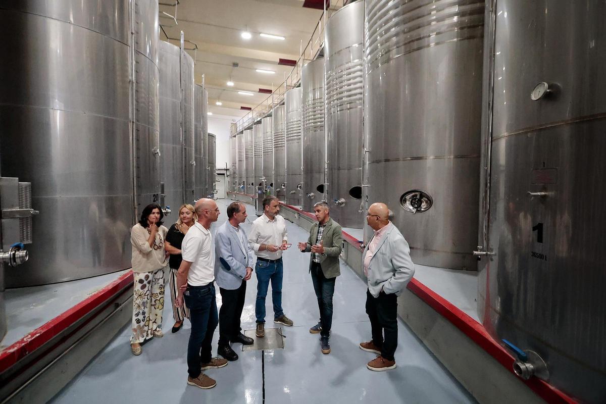 El consejero regional Narvay Quintero visita la Bodega Comarcal Valle de Güímar
