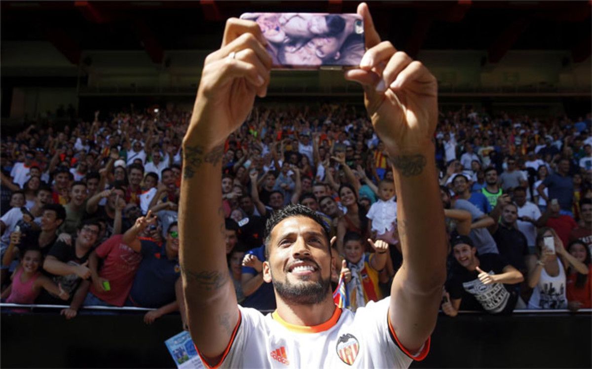 Garay, en su presentación con el Valencia CF