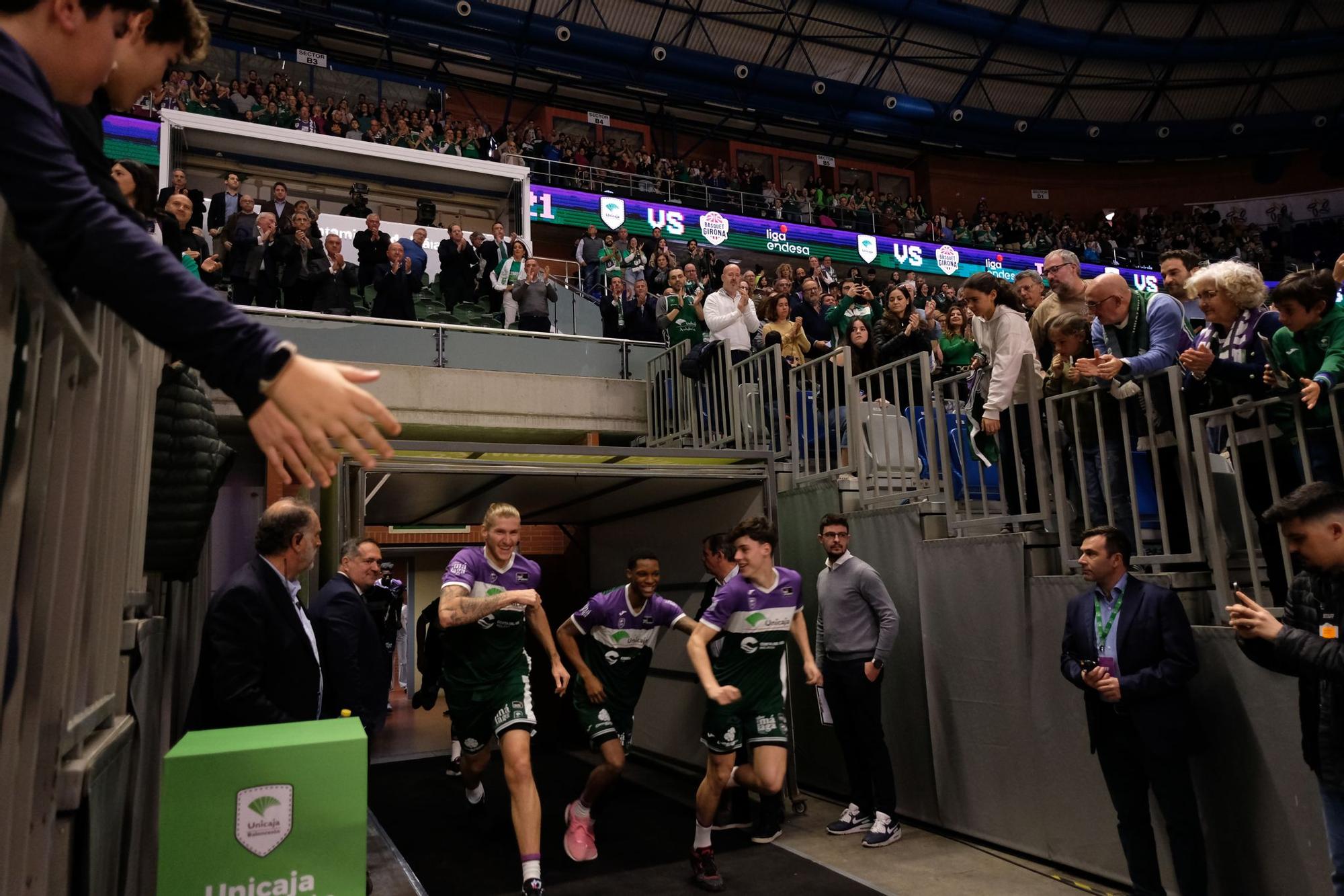 La afición celebra el título de Copa en la previa del Unicaja - Girona