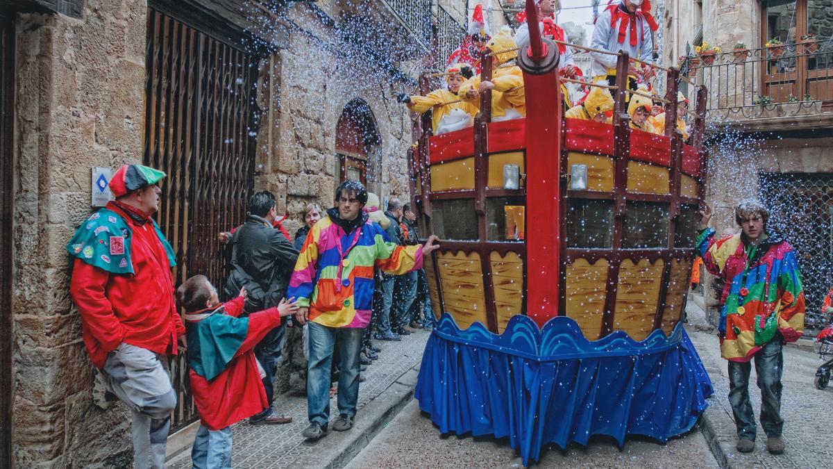 Una carrossa desfilant pel nucli antic de Solsona durant el Carnaval