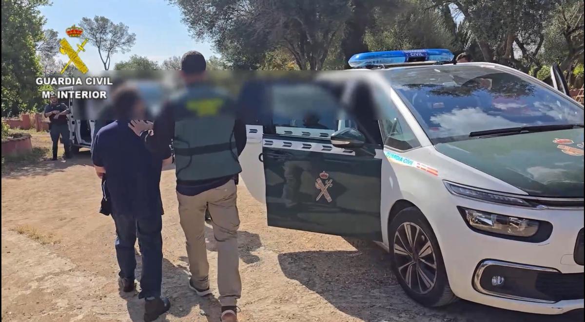 El presunto pederasta, tras ser detenido por la Guardia Civil en Algaida.