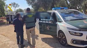 El presunto pederasta, tras ser detenido por la Guardia Civil en Algaida.