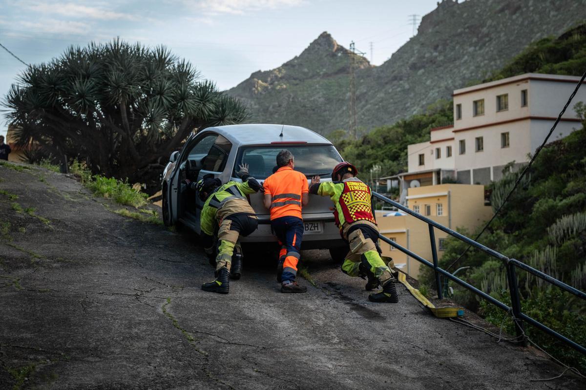Siete coches afectados al caerse una calle en Valleseco por la borrasca Therese