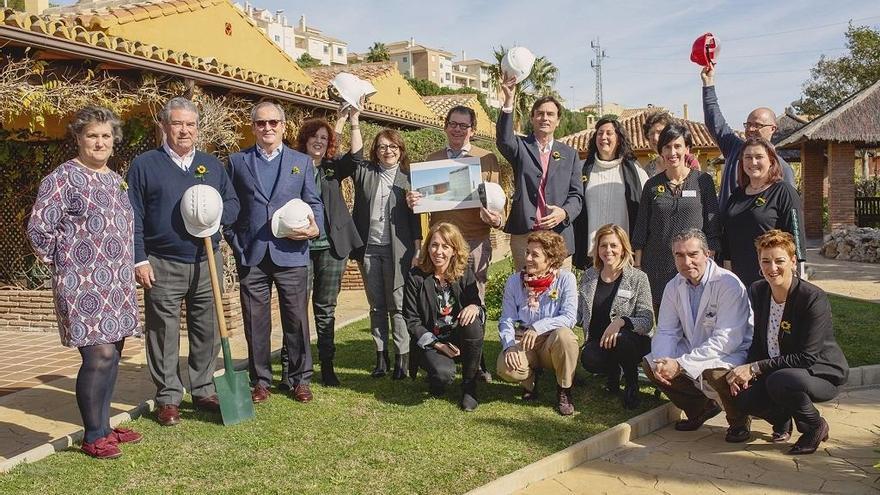 Foto de familia tras la firma del acuerdo con la empresa Compac para la construcción del Instituto Cudeca de Estudios e Investigación en Cuidados Paliativos