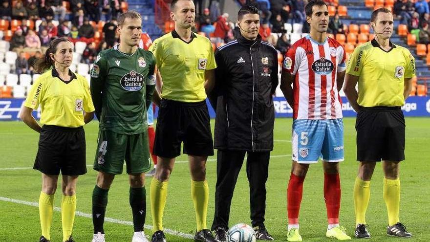 Judit Romano, a la izquierda, antes del Lugo-Deportivo.