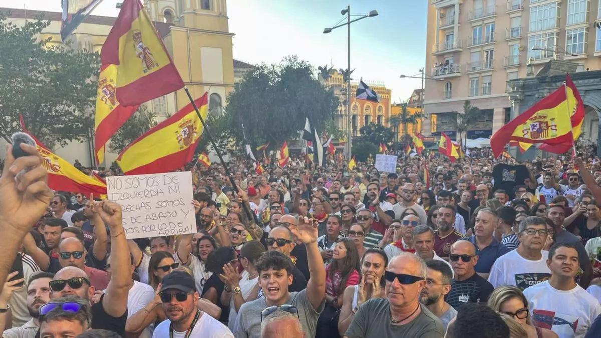 Concentración frente a la sede de la Delegación del Gobierno en Ceuta en protesta por la crisis migratoria que afecta a la ciudad.