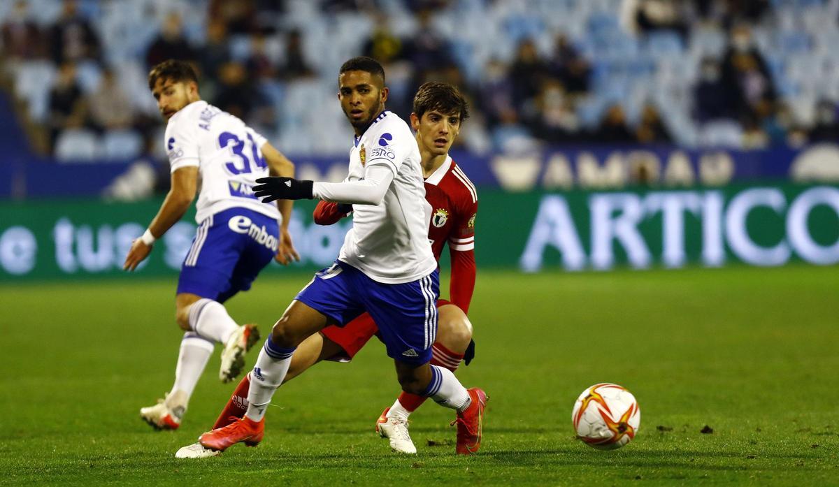 César Yanis controla un balón en el partido ante el Burgos en Copa del Rey.