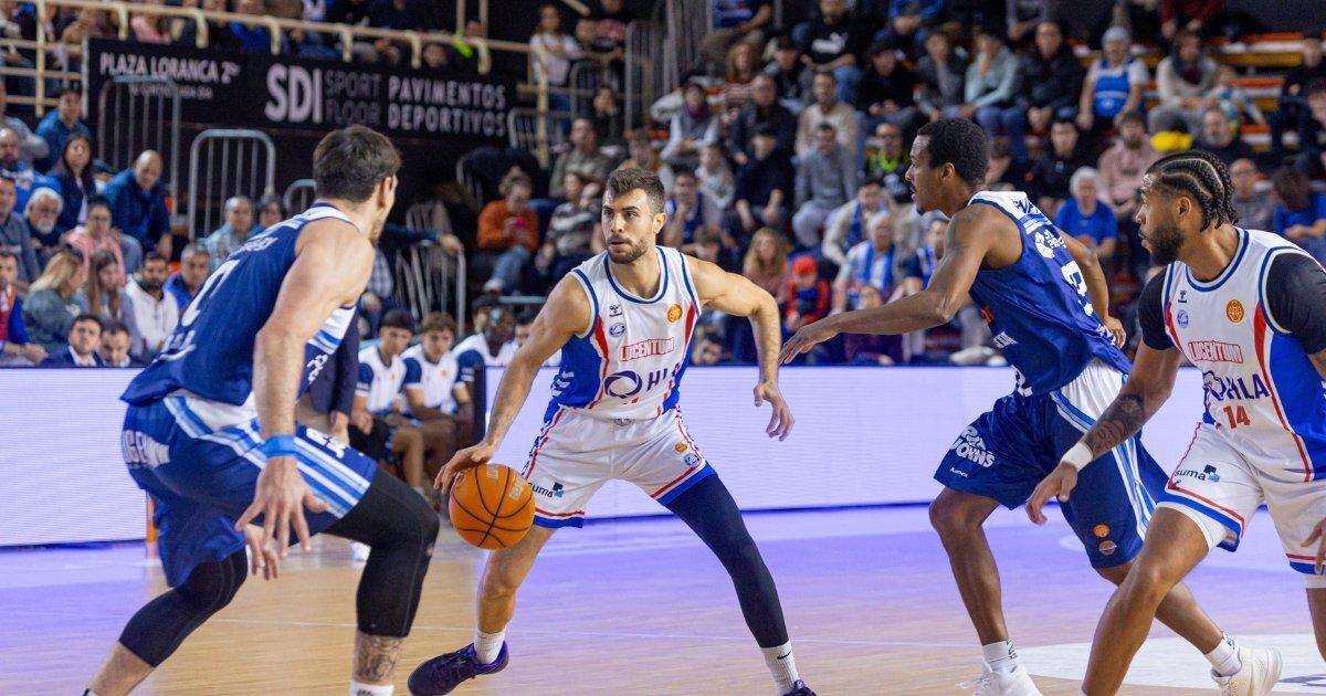 Alex Jordá dribla frente a Fuenlabrada