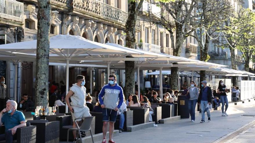 Terrazas llenas de gente, en la calle Montero Rios de Vigo.