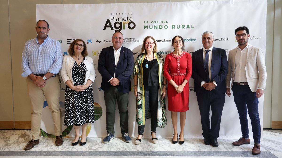 De izquierda a derecha, Román Pintor, gerente de Bovies; Marisol López del Estal, directora de El Periódico Extremadura; Ángel Pacheco, presidente de Cooperaticas Agro alimentarias Extremadura; Mercedes Morán, consejera de Agricultura; María Ortiz, directora general de Prensa Ibérica en Extremadura; Pedro Antonio Martínez, director de AgroBank en Extremadura y Jaime Cortés, CEO Pambiótica.