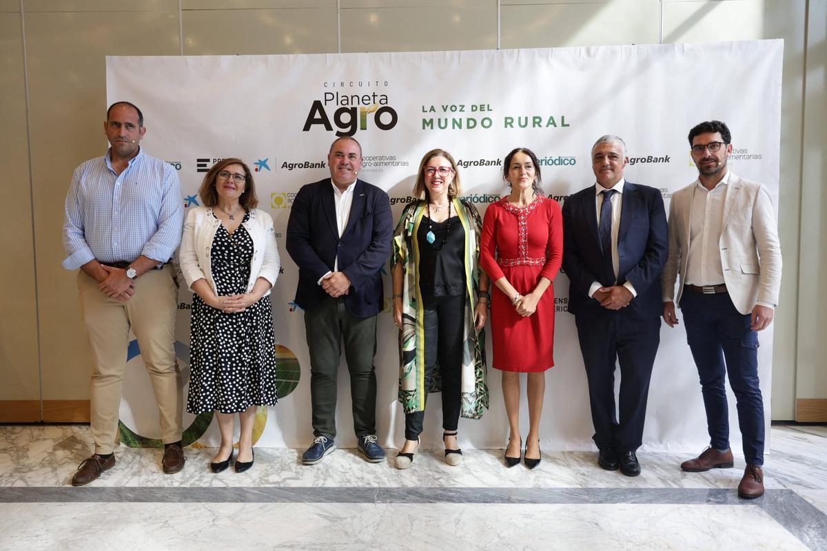 De izquierda a derecha, Román Pintor, gerente de Bovies; Marisol López del Estal, directora de El Periódico Extremadura; Ángel Pacheco, presidente de Cooperaticas Agro alimentarias Extremadura; Mercedes Morán, consejera de Agricultura; María Ortiz, directora general de Prensa Ibérica en Extremadura; Pedro Antonio Martínez, director de AgroBank en Extremadura y Jaime Cortés, CEO Pambiótica.
