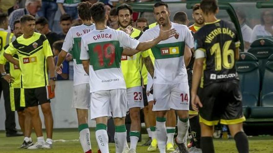 Xavi Torres saluda a Chuca a la conclusión del partido frente al Granada.