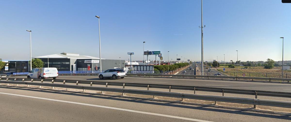 El puente es usado también por los ciclistas para salvar la V-31 a la espera del Anillo verde.