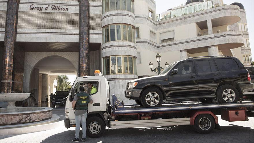 Un coche incautado por la Guardia Civil durante el registro ordenado por el juez de la Audiencia Nacional José de la Mata.