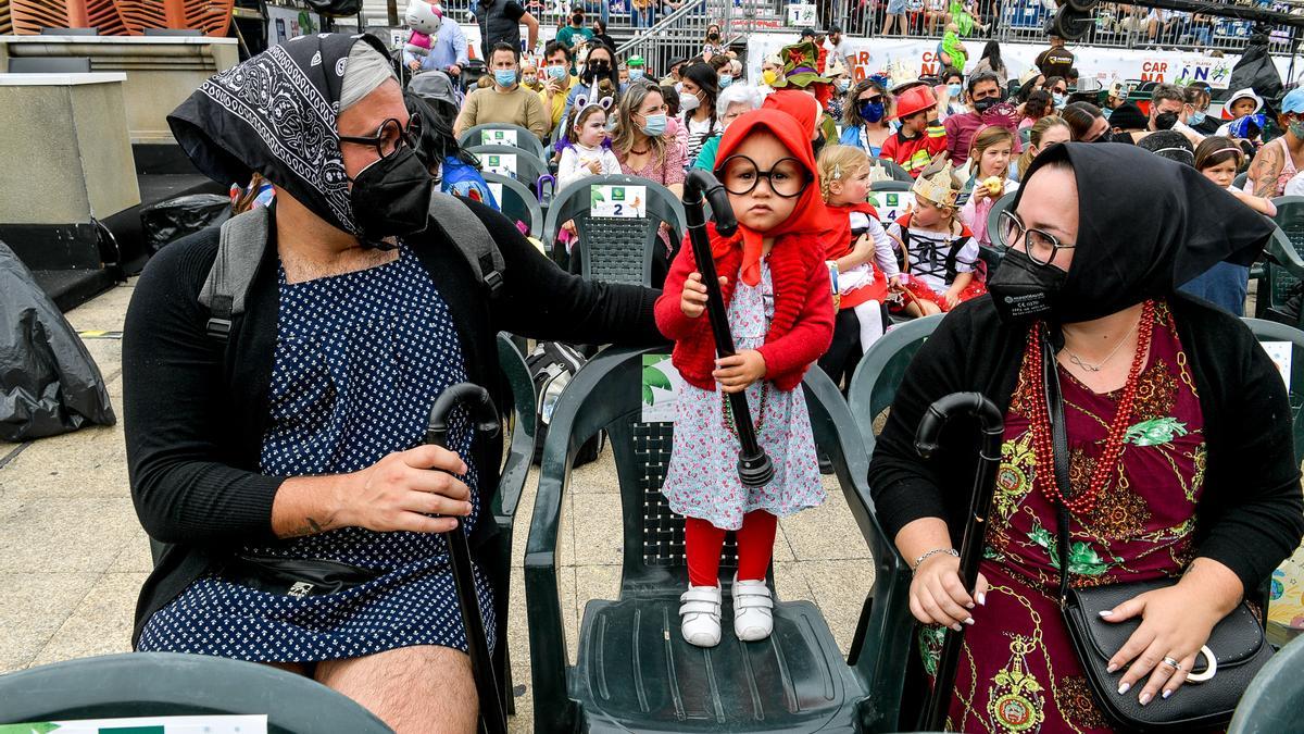 La pequeña Liria junto a sus padres, tres simpáticas abuelitas de Vecindario.