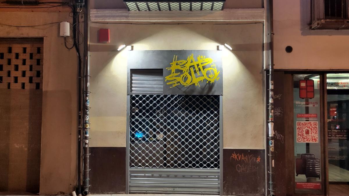 La nueva tienda de Violadores del Verso en Zaragoza, a punto de subir la persiana.