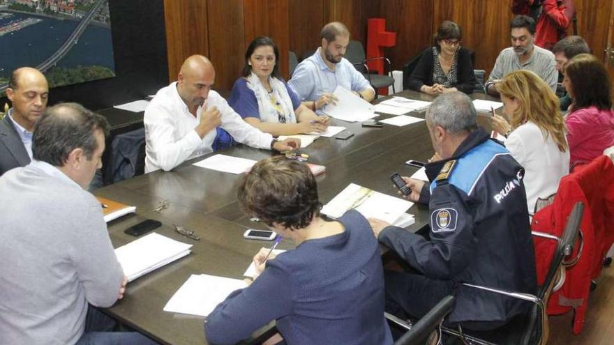 Reunión de la comisión de Movilidad, Infraestructuras y Obras, celebrada ayer en el Concello. // S.A.