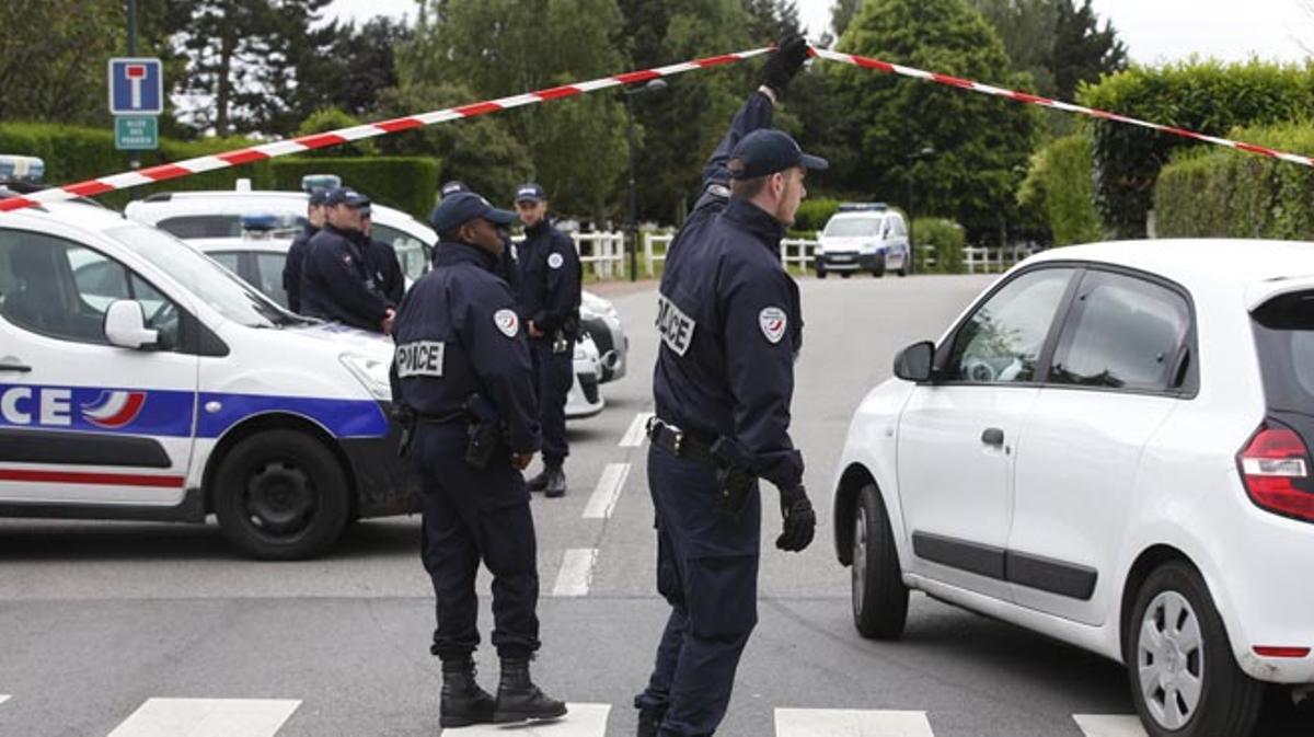 Un home mata a punyalades un gendarme i la seva dona al seu domicili a prop de París.