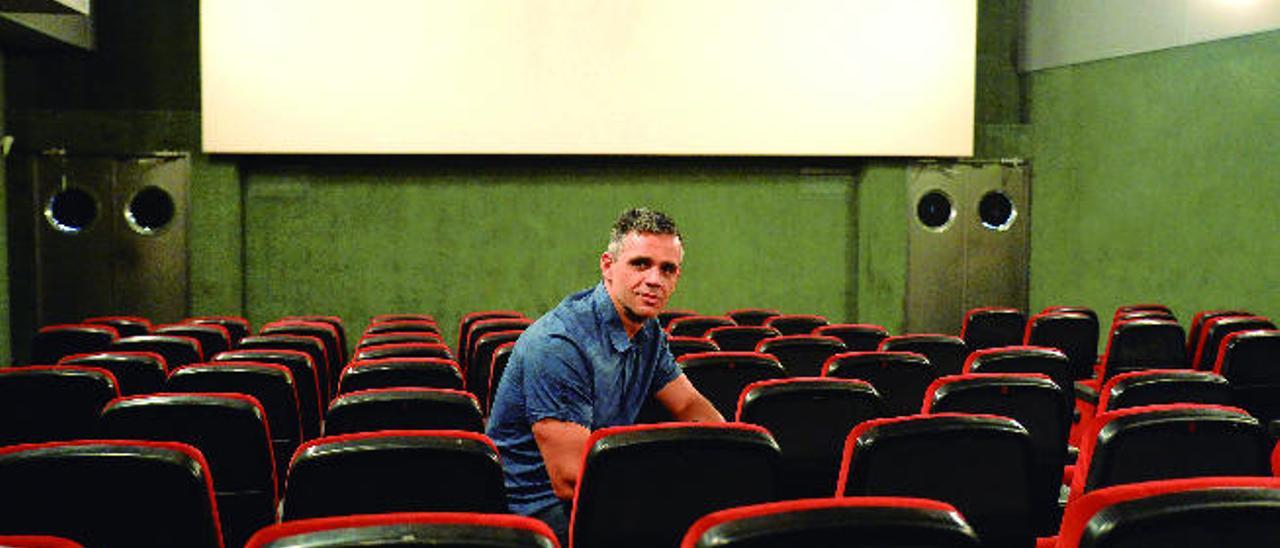 El cineasta grancanario Juan Carlos Falcón en una sala de los Multicines Monopol de la capital grancanaria, donde estrenó su primer largo.