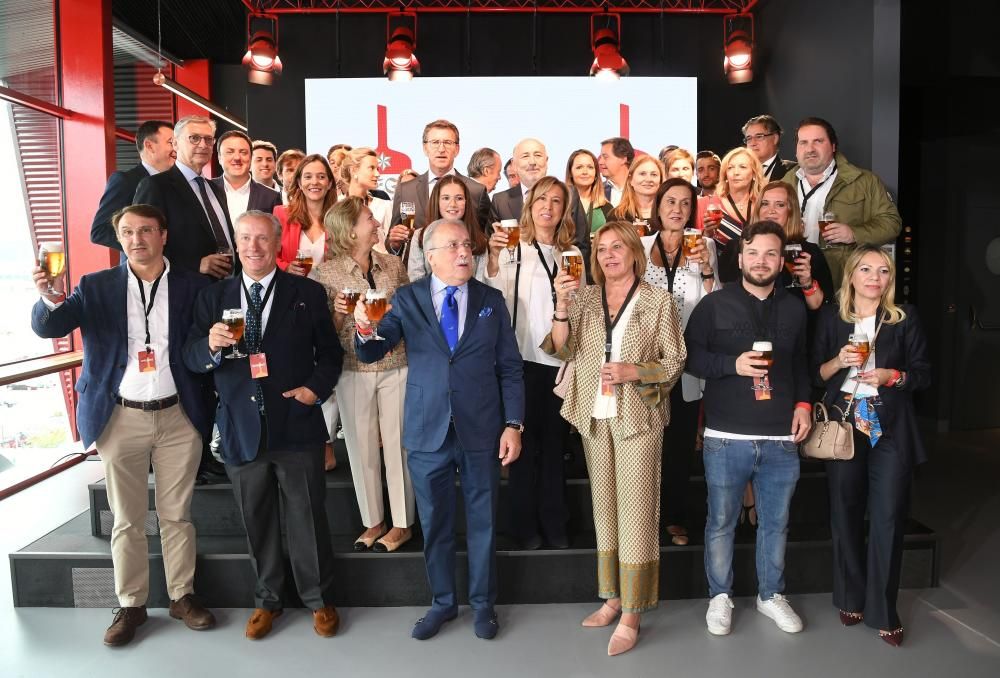 El presidente de la Xunta, Alberto Núñez Feijóo; el delegado del Gobierno, Javier Losada; y la alcaldesa de A Coruña, Inés Rey, participaron en un acto cargado de emoción y cerveza.