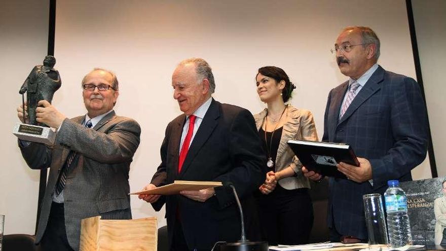 Fernández Paz con el premio, con Alonso Monrtero, Cristina Pato y Ramón Villares, en Trasalba.