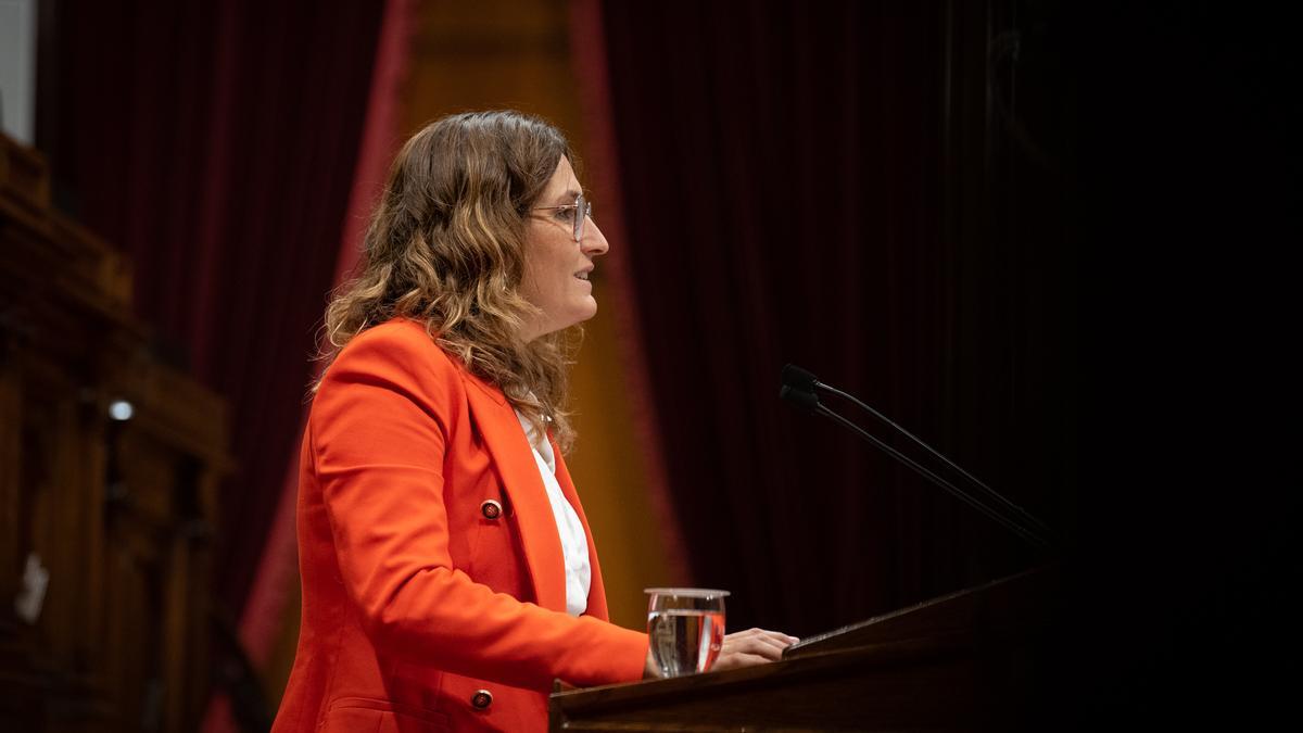 La consejera de Presidencia de la Generalitat, Laura Vilagrà, habla durante una sesión plenaria en el Parlamento. El pleno del Parlament vota esta semana si pedir al presidente de la Generalitat que se someta a una cuestión de confianza antes de que finalice 2022, con el futuro del Gobierno en el aire y a la espera de que la militancia de Junts decida si o no dejar el Ejecutivo catalán.