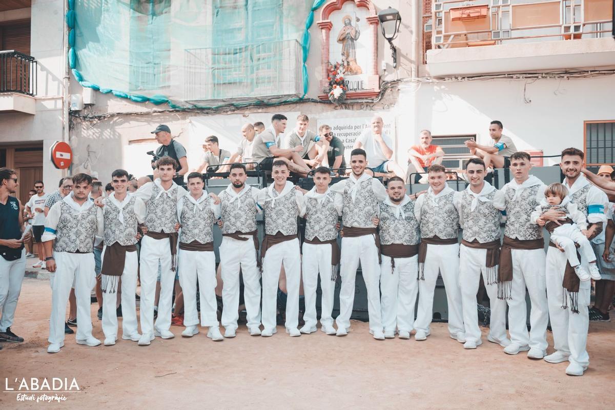 Los clavaris de 2024 posando ante la imagen de Sant Roc.