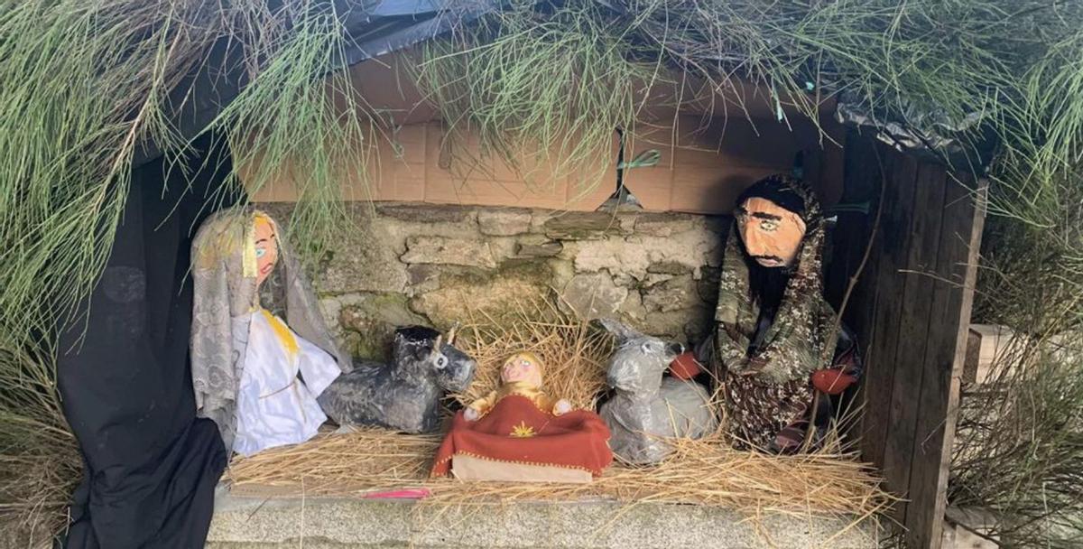 Decoración navideña de forma artesanal por las calles de Badilla