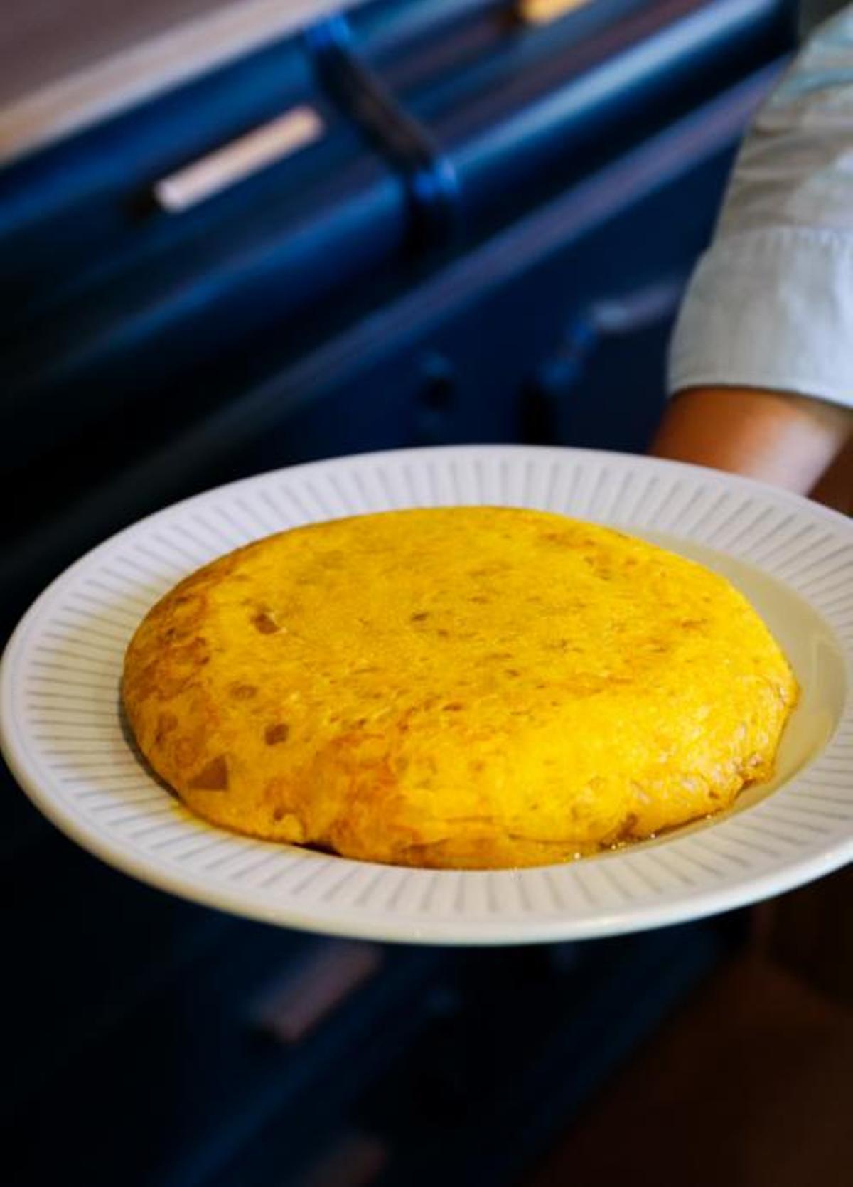 Tortilla de patata de Cervecería Asgaya, elaborada durante todo el día para servirse recién hecha, con una capa exterior fina y un interior jugoso y cremoso.