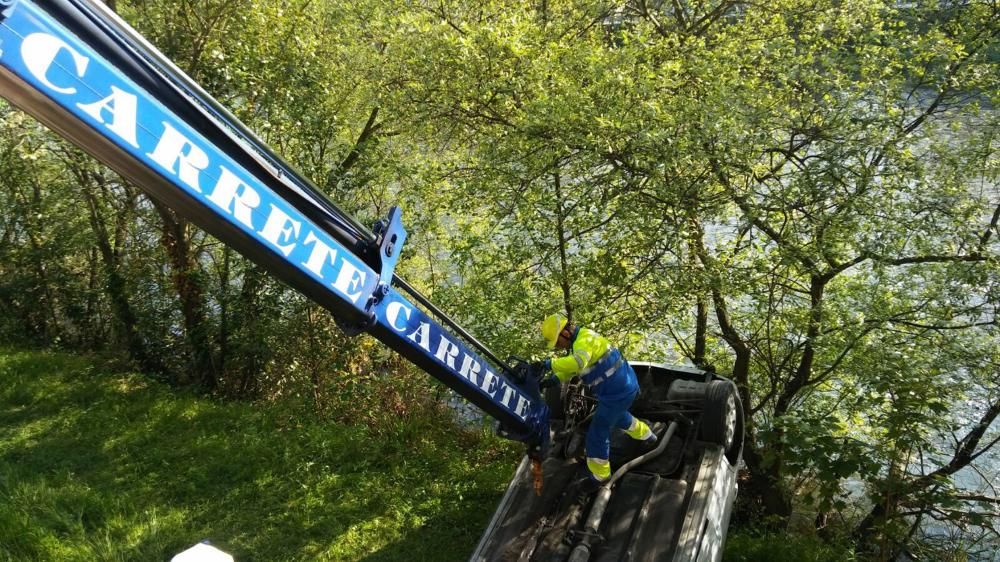 Un coche se empotra contra la valla y cae al río en Sama