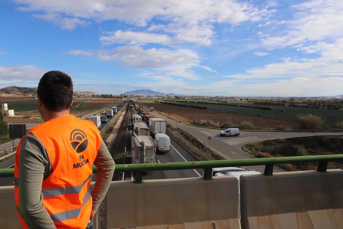 Vehículos agrícolas a su paso por La Hoya este jueves durante la protesta del campo