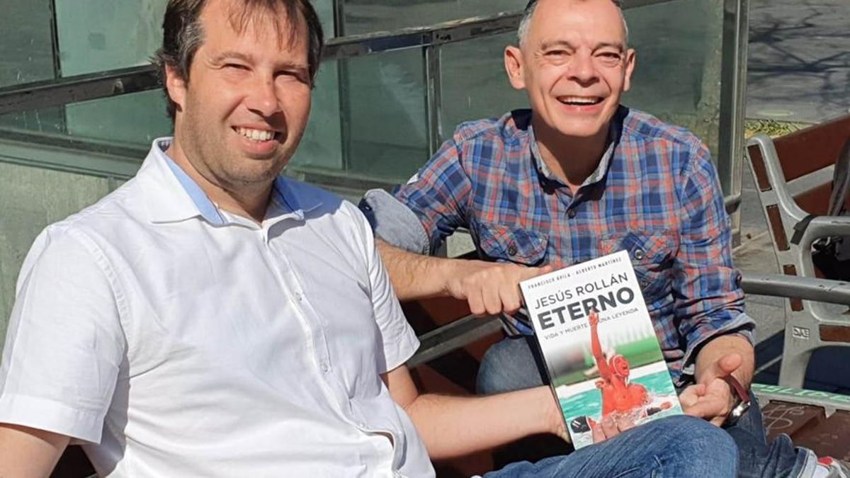 Alberto Martínez y Paco Ávila posan con el libro sobre el mítico portero de waterpolo.