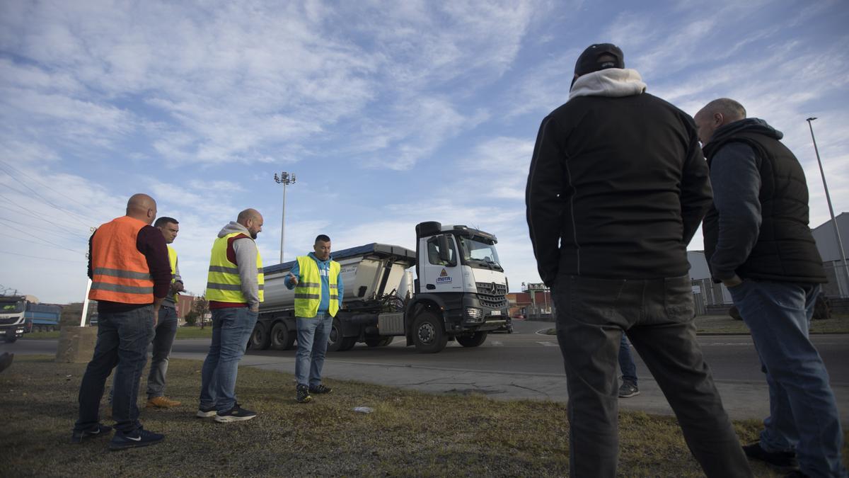 UN CAMION PASA ANTE UN PIQUETE EN AVILÉS