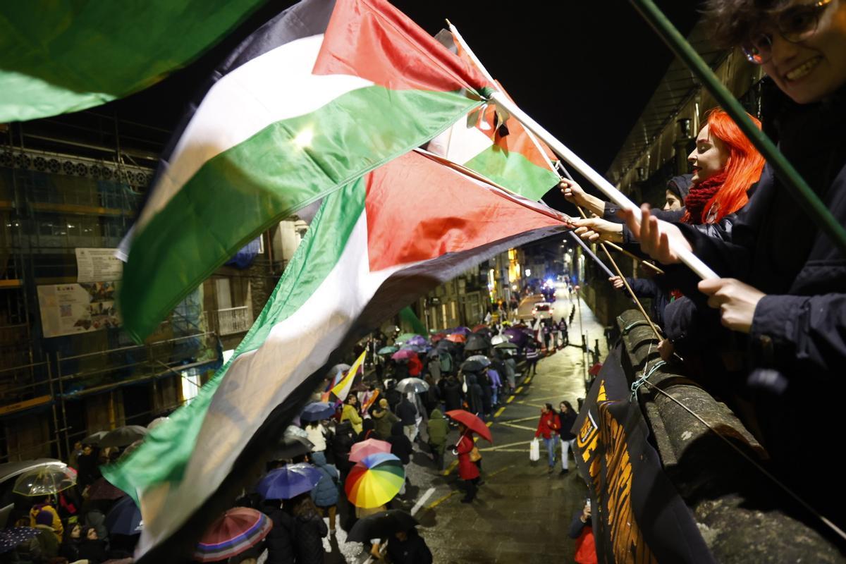 Banderas de apoyo a Palestina en la marcha del 8M en Santiago