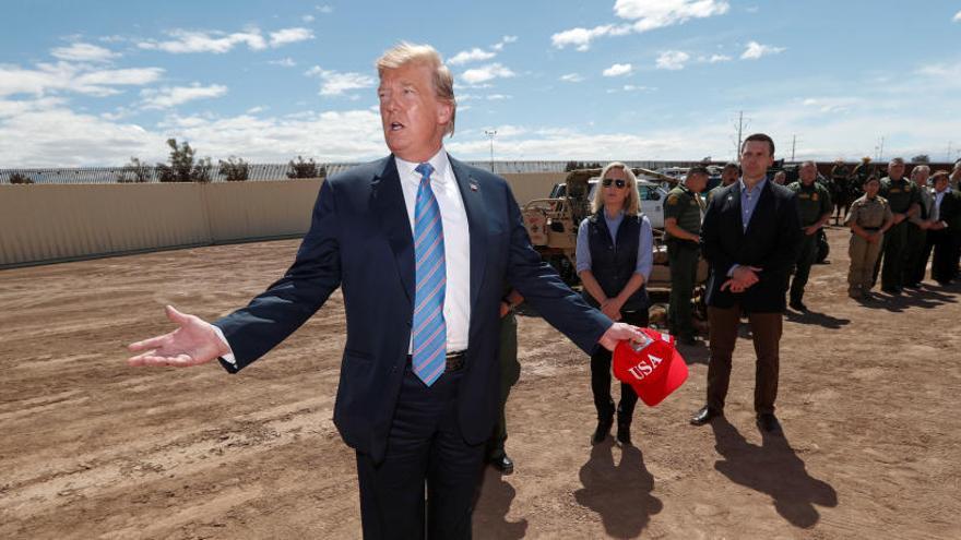 Trump visita la frontera con México en Calexico.