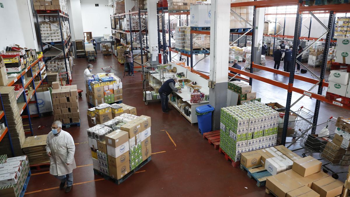 Voluntarios trabajando en uno de los almacenes del Banco de Alimentos.