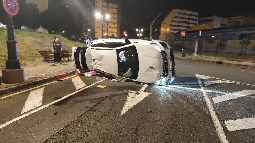 Un conductor ebrio vuelca su coche en Oviedo: triplicaba la tasa de alcohol