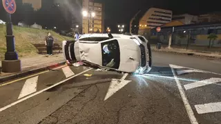 Un conductor ebrio vuelca su coche en Oviedo: triplicaba la tasa de alcohol