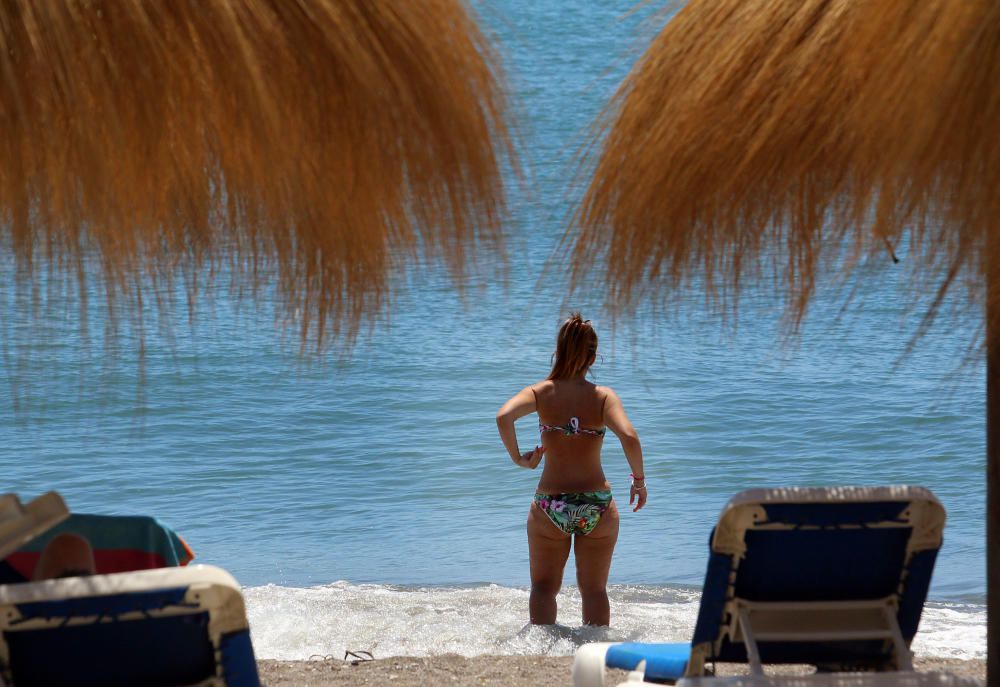 Comienzan las labores de limpieza de las playas de Málaga capital antes del inicio de la temporada de verano