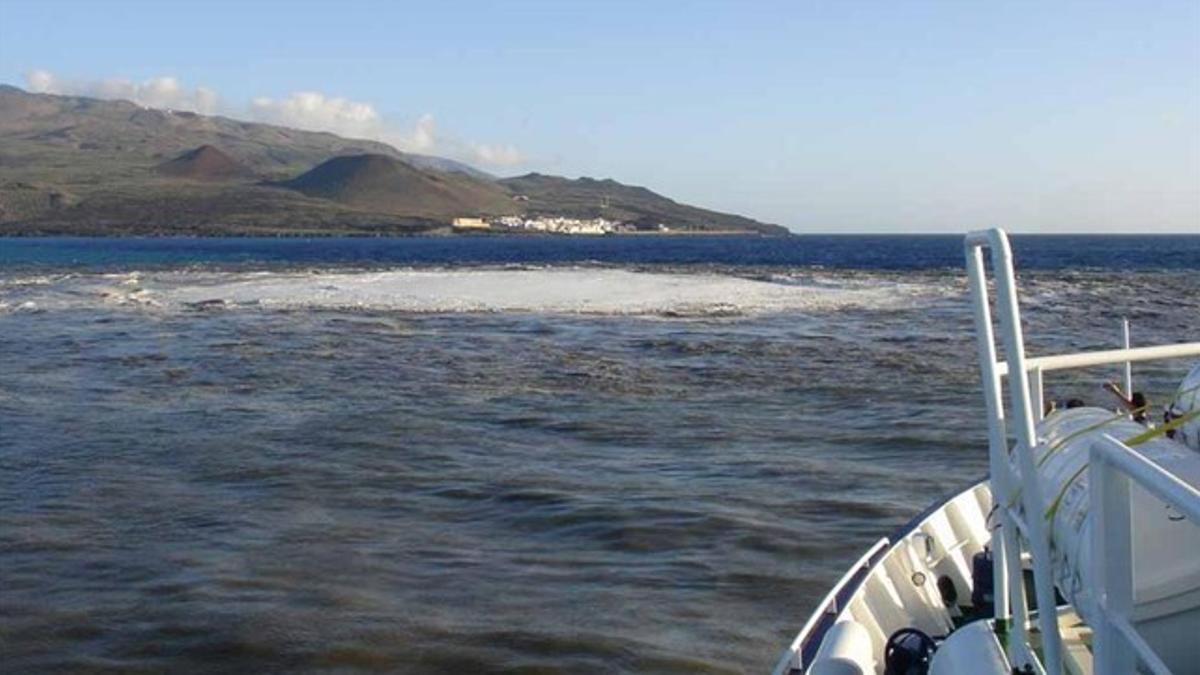 Erupción del volcán submarino de El Hierro vista desde el buque oceanográfico Ramon Margalef