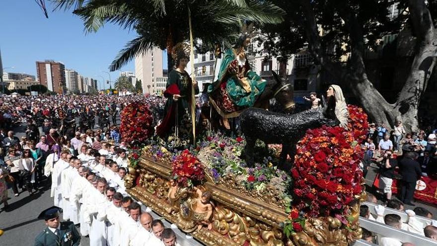 El tiempo ya acompañó a la salida de la Pollinica, la primera procesión de la Semana Santa.