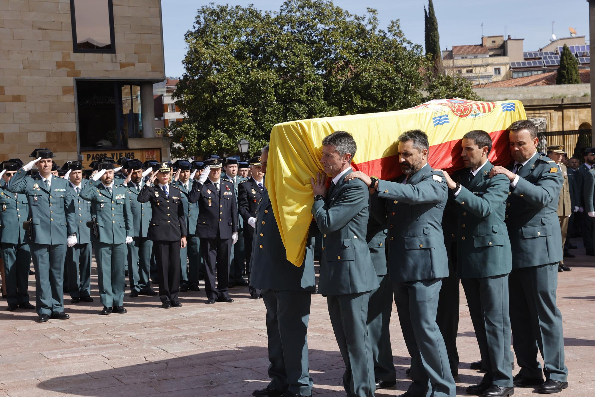 En imágenes: funeral en la catedral de Oviedo del guardia civil que evitó una masacre ciclista en Pravia