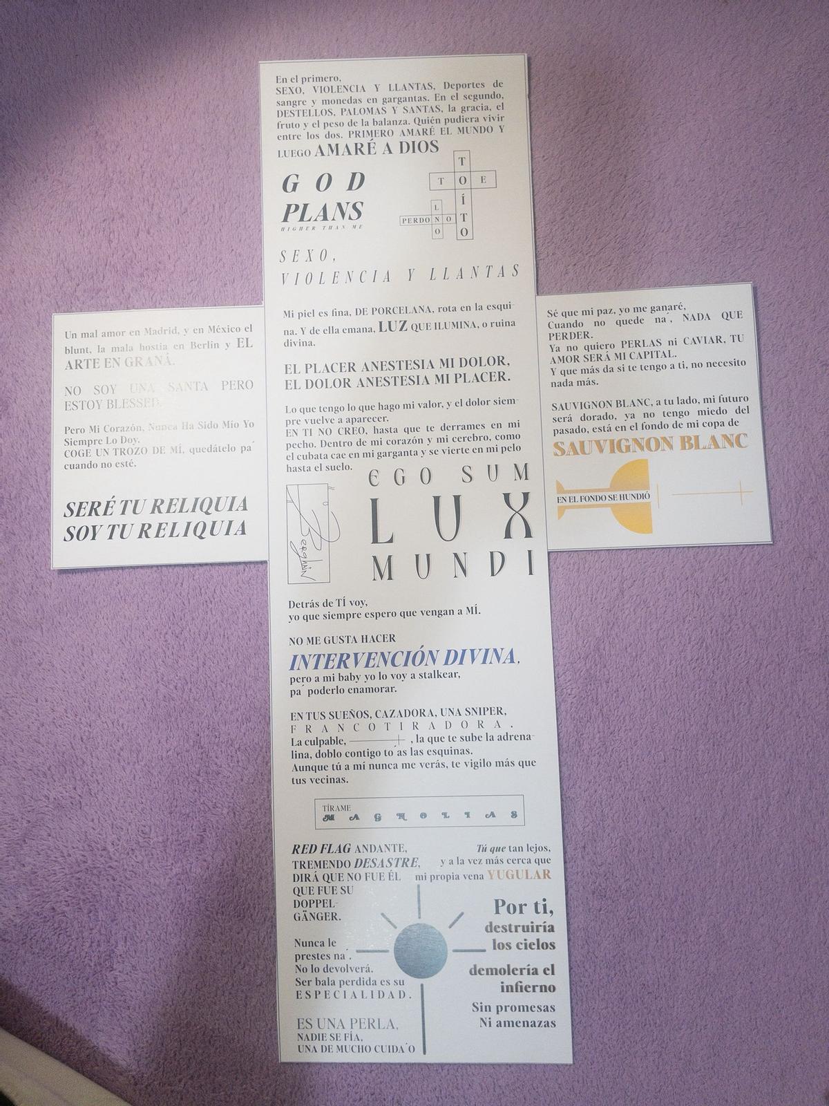 Cruz de papel creada por Daniel (19) siguiendo la estética del disco 'LUX' de Rosalía