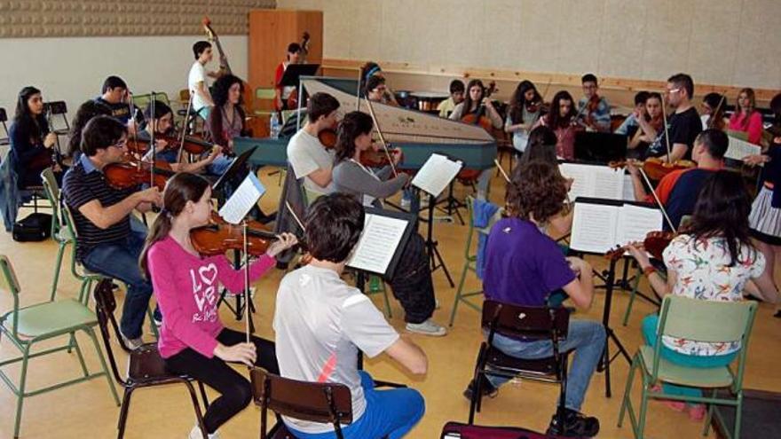 Músicos de la Xove Vigo 430 ensayan en el Conservatorio Superior.  // FdV