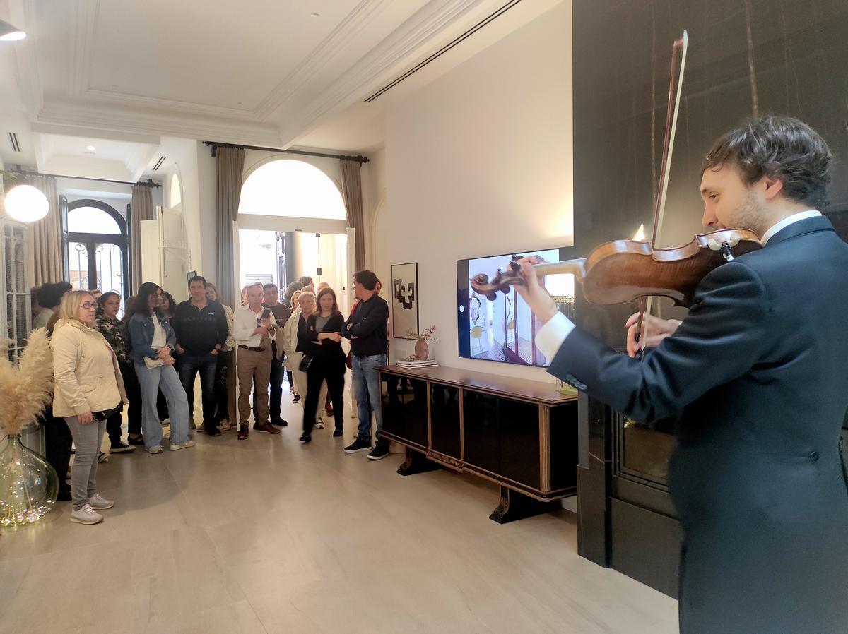 Música y cultura animaron las calles y los edificios emblemáticos como la casa Llàcer en la que un violinista recibió a los visitantes con la interpretación de una pieza.