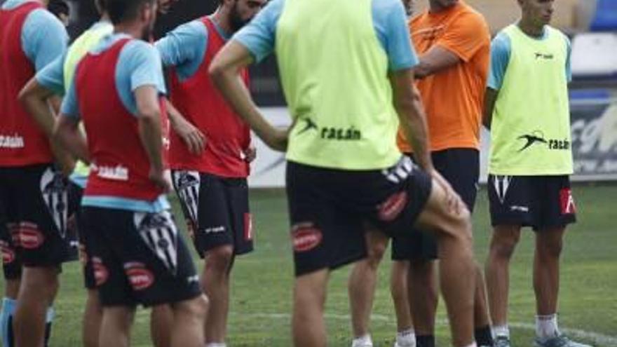 El entrenador del Alcoyano, Toni Seligrat, dando instrucciones a la plantilla.