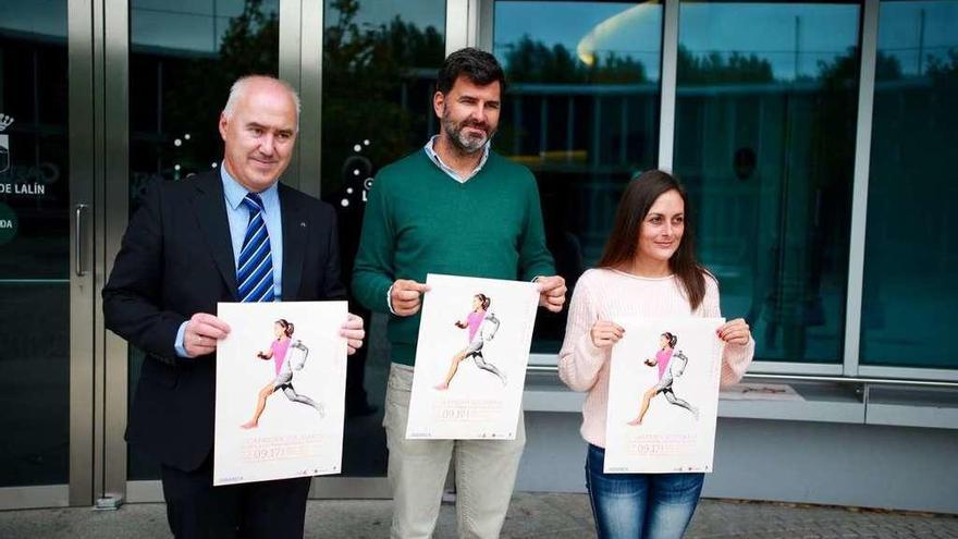 Carballo, Casares y Vázquez con los carteles de promoción de la &quot;Carreira Abanca&quot;. // Bernabé