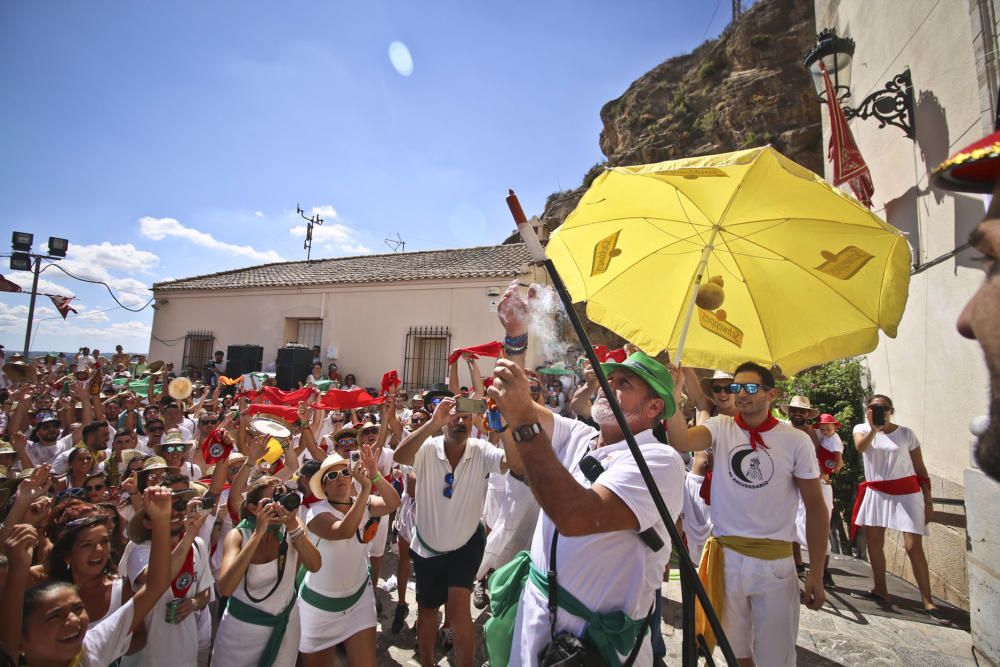 La ermita de San Roque congrega a decenas de personas para comenzar los festejos patronales y de Moros y Cristianos